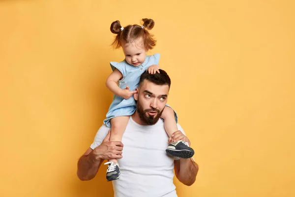 Girl burning her energy, while palying with daddy — Stock Photo, Image