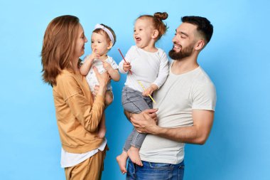 mutlu çocuklar ve onların sakallı baba annelerini dinlerken