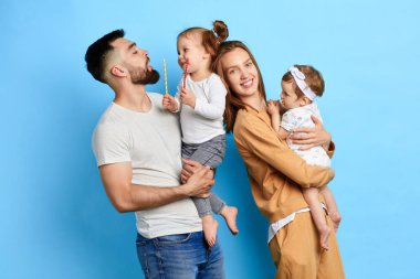 birbirleri arasında iyi bir ilişki olan hoş bir aile