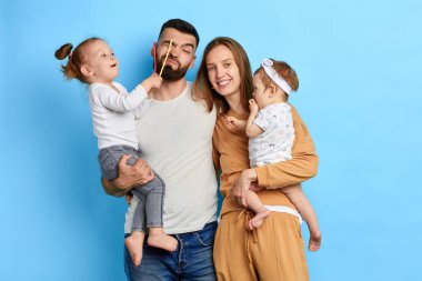 sevimli güzel kız sopalarla oynarken, lolipop