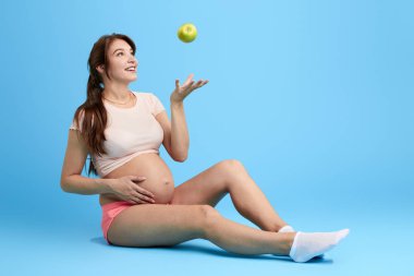 mutlu harika kadın elma atma, meyve ile eğlenmek