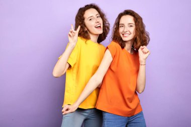 kameraya poz komik deli ikizler