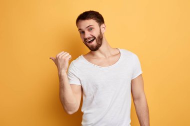 komik duygusal pozitif adam başparmak uzakta gösteren