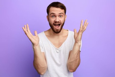 heyecanlı duygusal yakışıklı adam kaldırdı elleri ile ayakta ve kameraya bakarak