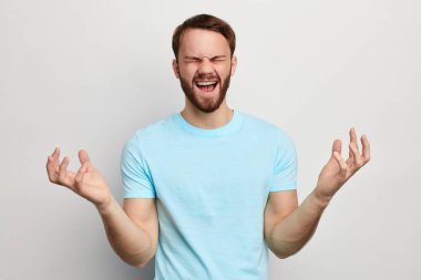 çılgın yakışıklı adam agresif ifade gösteren