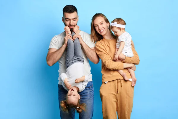 Pai segurando sua filha de cabeça para baixo — Fotografia de Stock