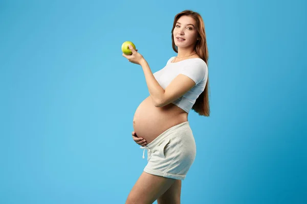 Hermosa chica embarazada come alimentos saludables, lleva un estilo de vida saludable —  Fotos de Stock