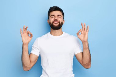 yoga pratik olumlu kaygısız Hint adam gülümseyen