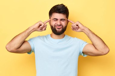 Stresli sinirli adam parmakları ile tapınakmasaj