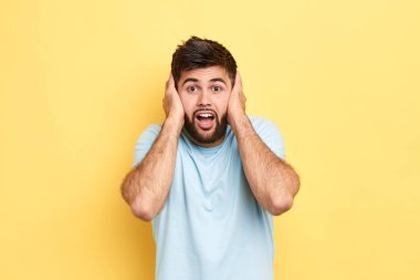 açık ağız avuç içi ile kulaklarını kapatan hoş adam