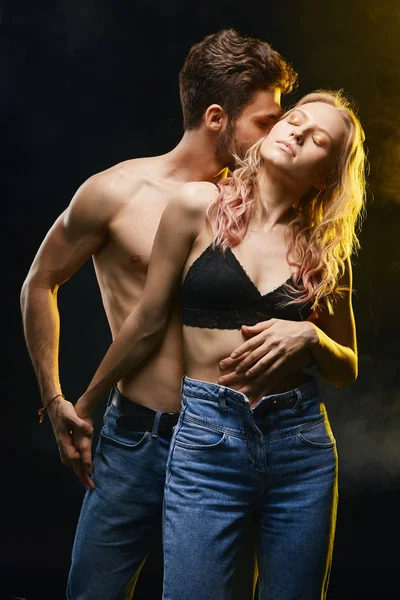 seksi çift eğleniyor. yakın fotoğraf. izole siyah arka plan