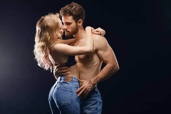 Без сорочки жорстокий чоловік пристрасно обіймає чоловіка в студії — стокове фото