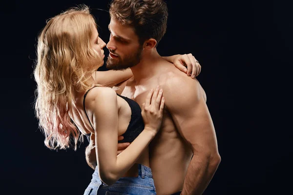 gömleksiz adam ve güzel ince kadın tutkuyla öpücük