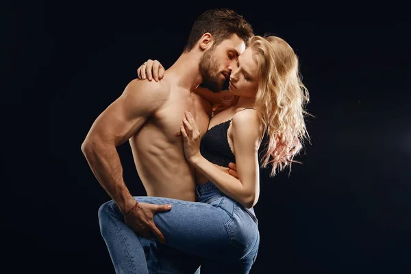 şehvetli erkek ve kadın erotik oyunlar oynarken.