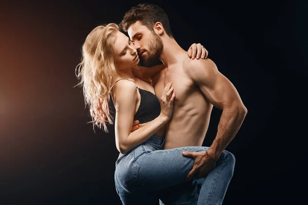 karanlık odada seks tutkulu erkek ve kadın