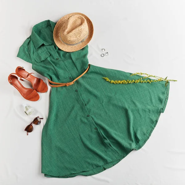 Concepto de ropa de verano de moda. elegante vestido verde para los días cálidos — Foto de Stock