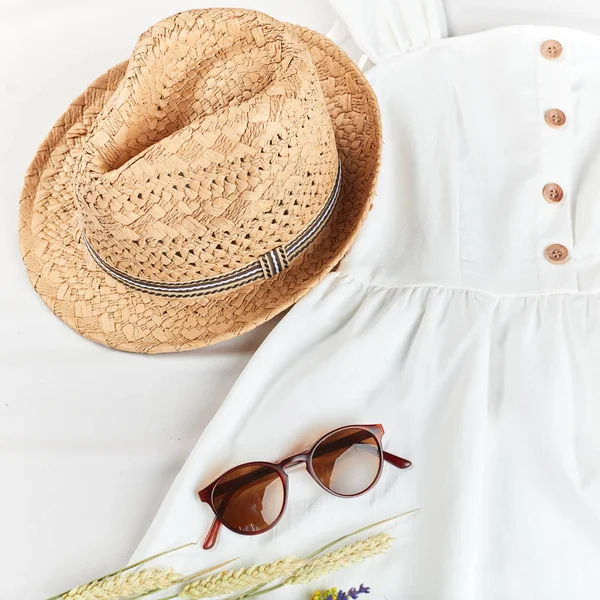 Chapéu de palha elegante ajuda você em umas férias quentes de verão — Fotografia de Stock