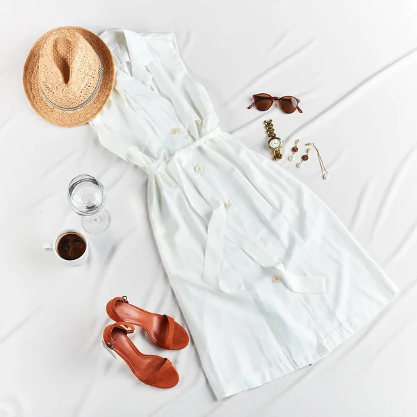白いデスクトップ上の女性の夏の服のオーバーヘッドショット. — ストック写真