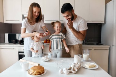 mutfakta eğlenmek çekici pozitif aile, yaşam tarzı, boş zaman