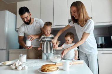 doğum günü, tatil için hazırlanıyor neşeli genç aile