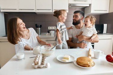 çekici anne kocası ve çocukları gülüyor