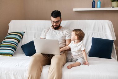 dizüstü bilgisayar üzerinde çalışan gözlük sakallı akıllı yakışıklı adam