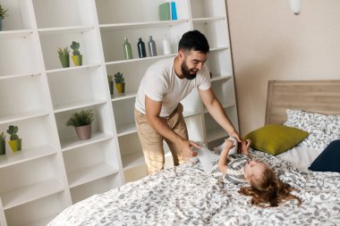 neşeli pozitif adam onun küçük kızı yükseltmek ve eğlenmek için gidiyor