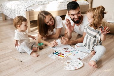 pozitif baba ve onun daughet birbirlerine yüksek beş veren
