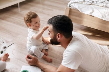 komik küçük bebek boyama babalarının yüzünü