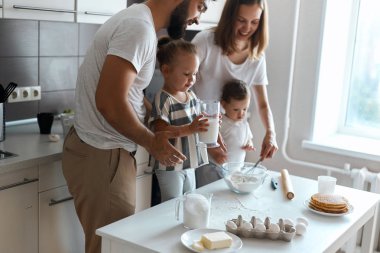 süt bir kavanoz tutan gülümseyen güzel küçük kız