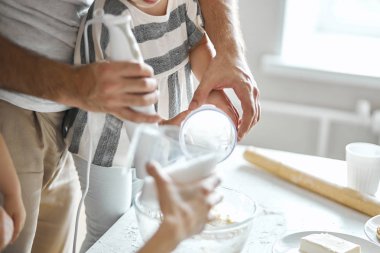 mutfakta birlikte çalışan aile