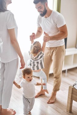 sakallı yakışıklı adam çocuğuna atlamak için yardım