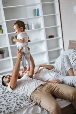 neşeli baba çocuk ile egzersiz yapıyor