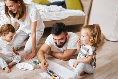 genç ebeveynler çocuklarının yaratıcılığını geliştiriyor