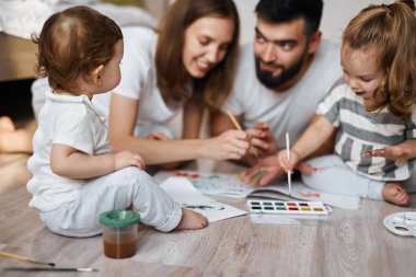 bebek boyama zaman harcıyoruz anne ve babası ve ablası bakarak