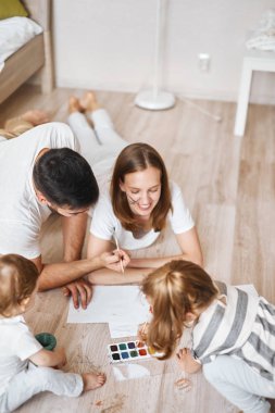 genç aile anaokulu için bir resim hazırlanıyor