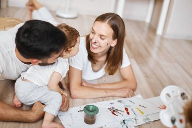 çekici kadın aile ile boş zaman harcama