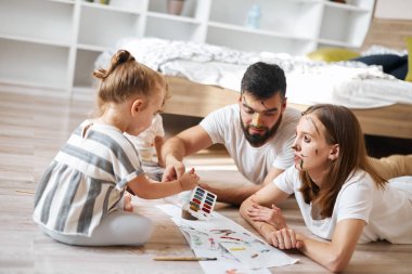 genç baba , anne ve çocuklar renkleri birleştiren