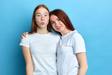 beyaz t-shirt giyen iki harika kız kamera bakarak
