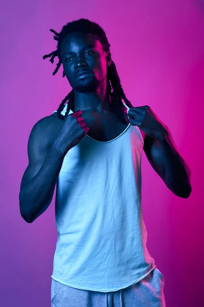 Attraktive Afro-Mann Werbung für ein weißes Singlet — Stockfoto