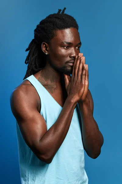 Serieuze Afro man houdt palmen samen denken over problemen — Stockfoto