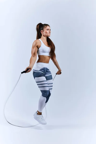 Silna ambitna młoda kobieta pracuje na siłowni — Zdjęcie stockowe