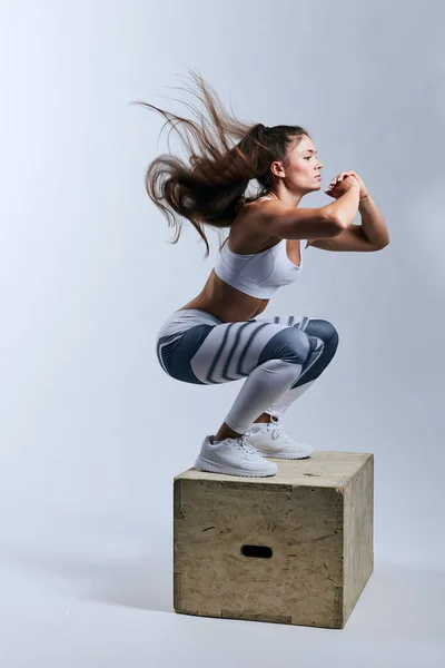 Keyifli aktif hırslı sporcu squats yapıyor — Stok fotoğraf