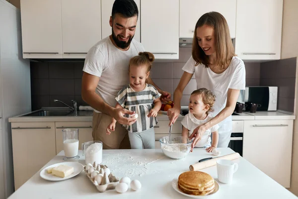 Kellemes pár megtanítják gyermekeiket, hogy főzni — Stock Fotó