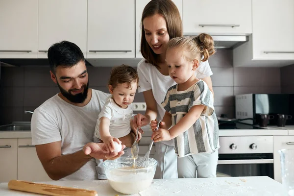 Kids and parents partisipating in cooking process — Stock Photo, Image