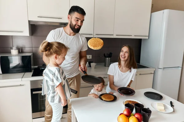 Talented dad showing master class, workout how to bake pancakes — Stock Photo, Image