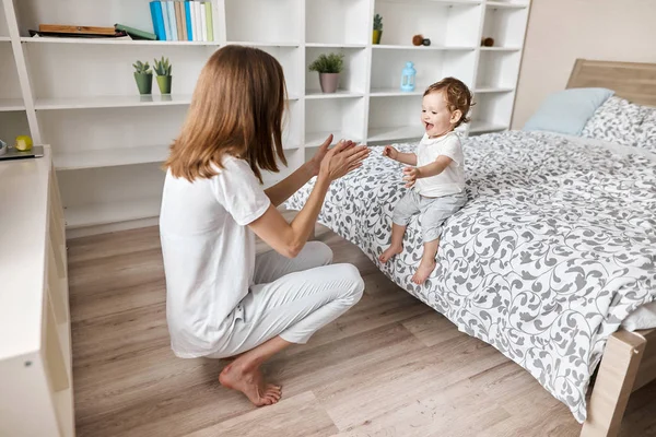 Mommy teaching her kid to clap hands — Stock Photo, Image