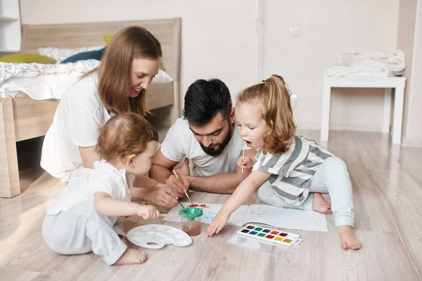 genç çift yatak odasında çocuklarla çizim zevk