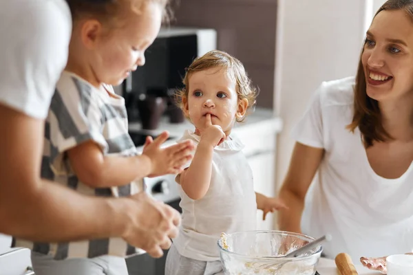 Blonde girl clapping her hands, rejoicing at her successful cooking experience — Stock Photo, Image