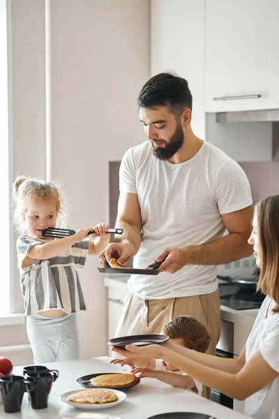 Young father has prepared breakfast for her wife and children — Stock Photo, Image